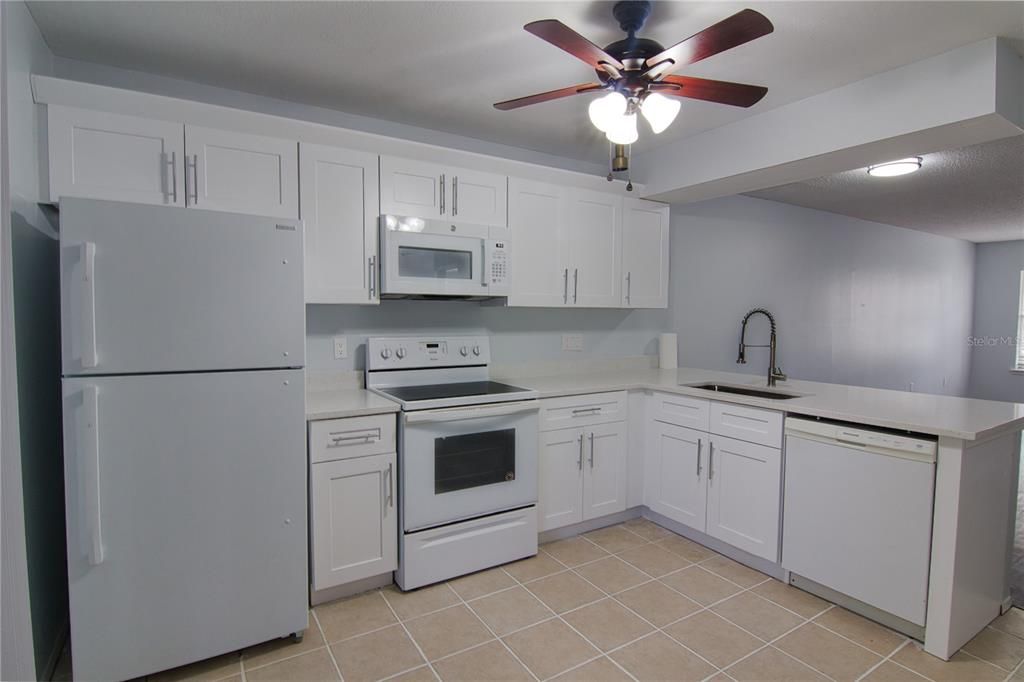 For Sale: $225,000 (2 beds, 2 baths, 919 Square Feet)