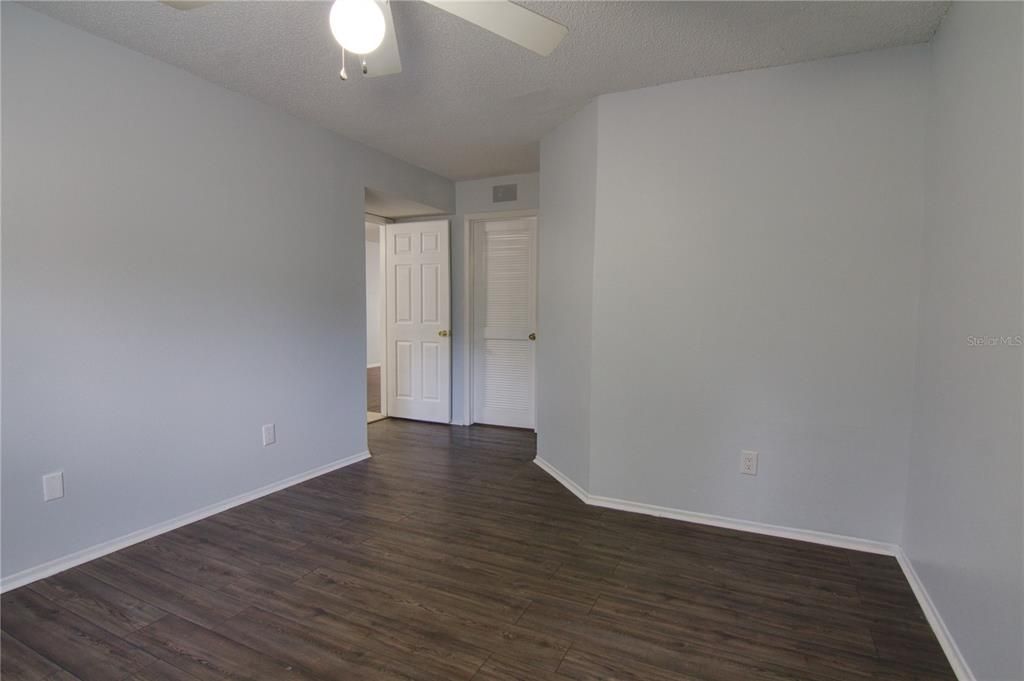 For Sale: $225,000 (2 beds, 2 baths, 919 Square Feet)