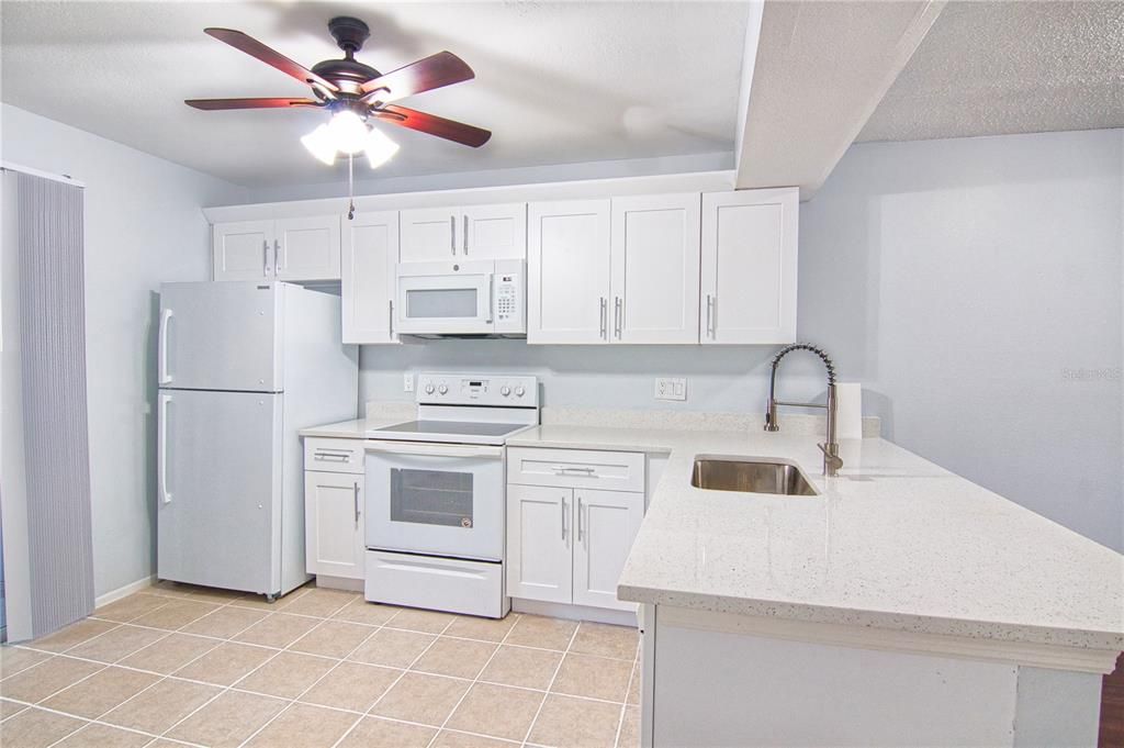 For Sale: $225,000 (2 beds, 2 baths, 919 Square Feet)