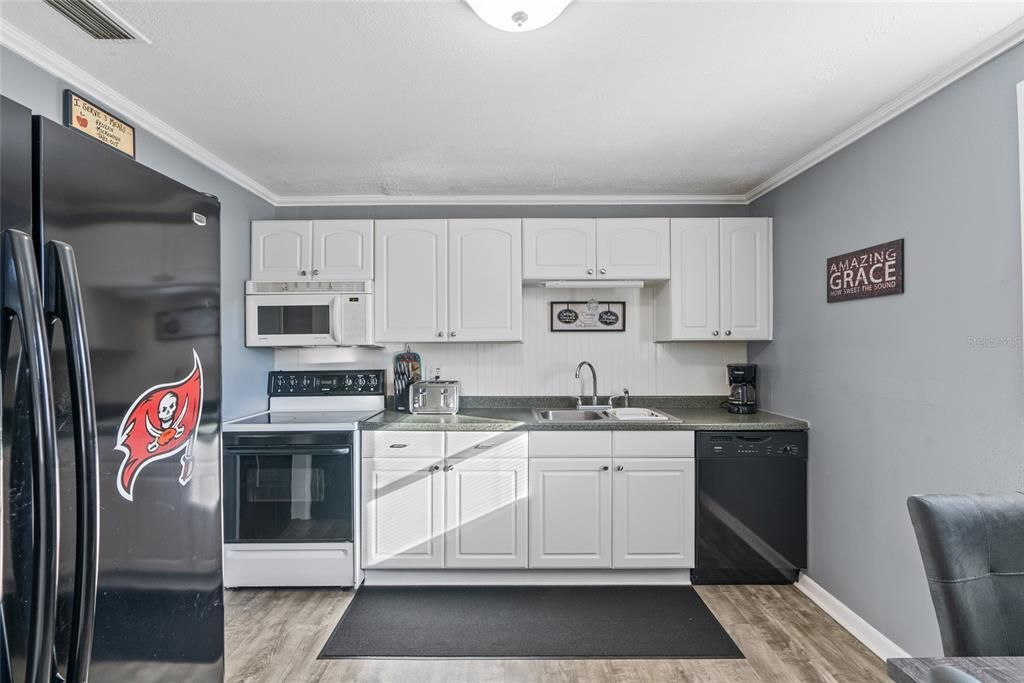 For Sale: $230,000 (2 beds, 1 baths, 825 Square Feet)