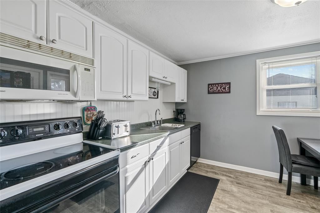 For Sale: $230,000 (2 beds, 1 baths, 825 Square Feet)