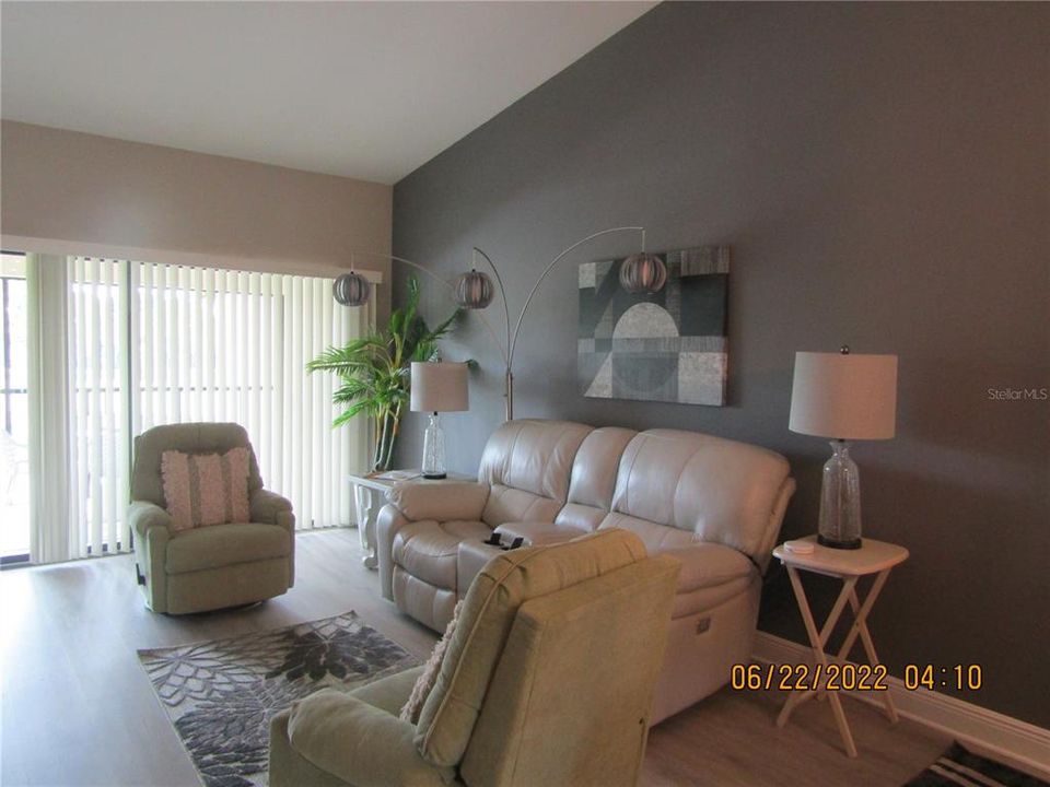 For Sale: $310,000 (2 beds, 2 baths, 1060 Square Feet)