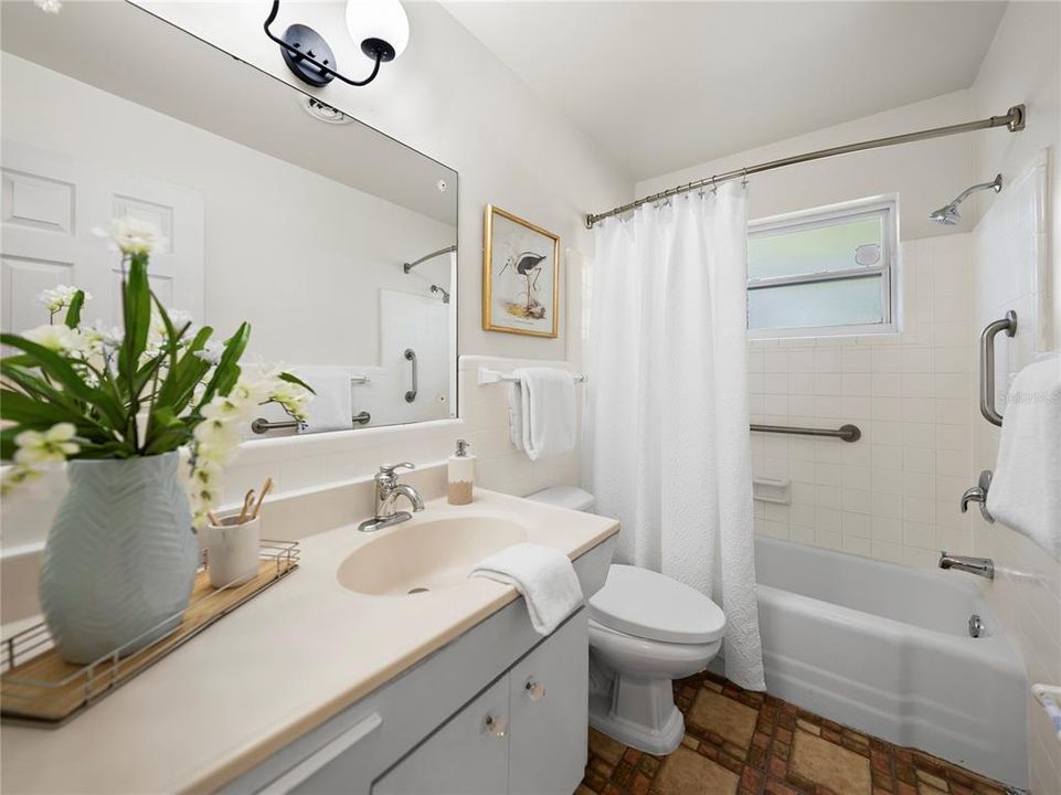 For Sale: $559,000 (2 beds, 1 baths, 1052 Square Feet)