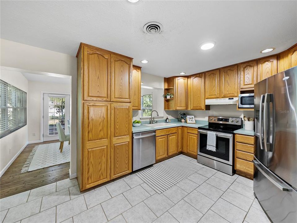 For Sale: $559,000 (2 beds, 1 baths, 1052 Square Feet)