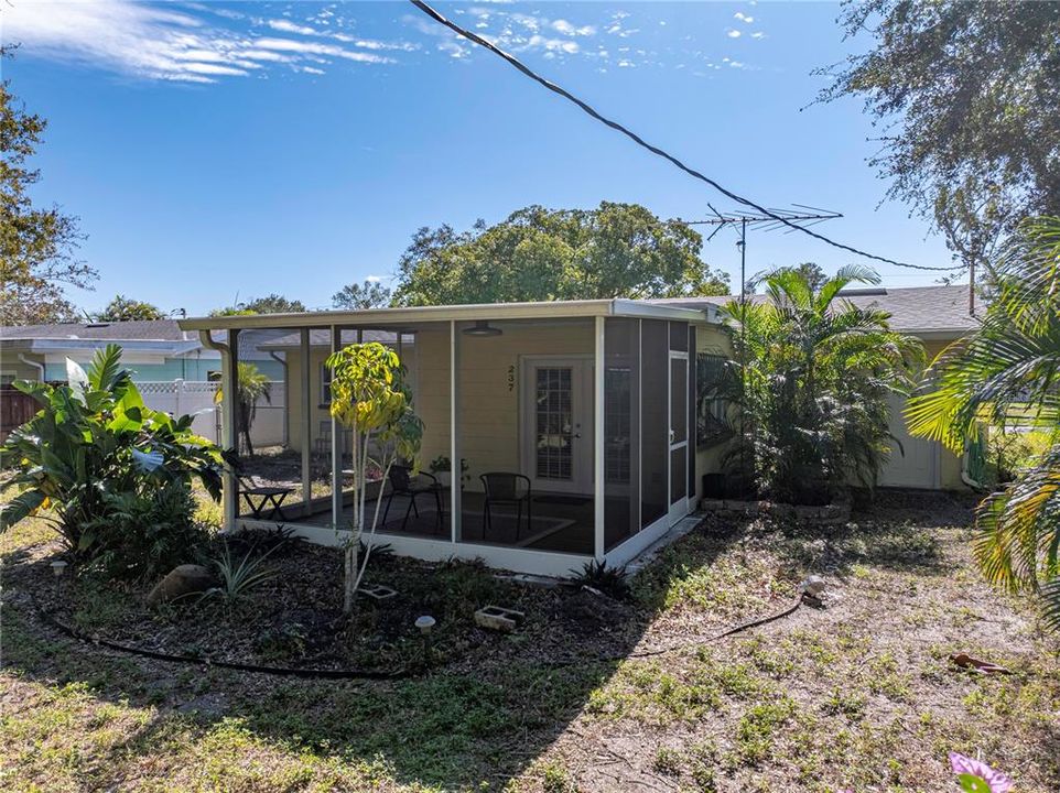 For Sale: $559,000 (2 beds, 1 baths, 1052 Square Feet)