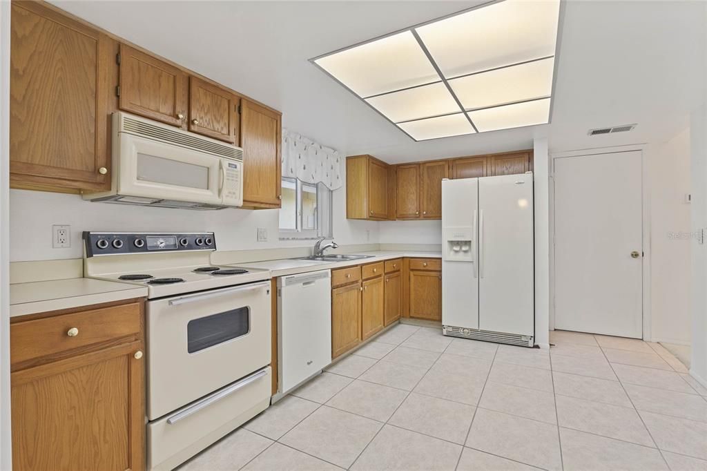 Active With Contract: $345,000 (2 beds, 2 baths, 1260 Square Feet)