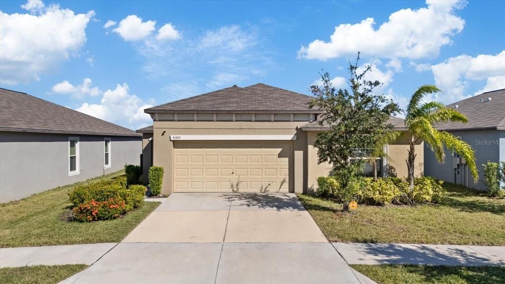 Large Driveway with 2 Car Garage Parking.