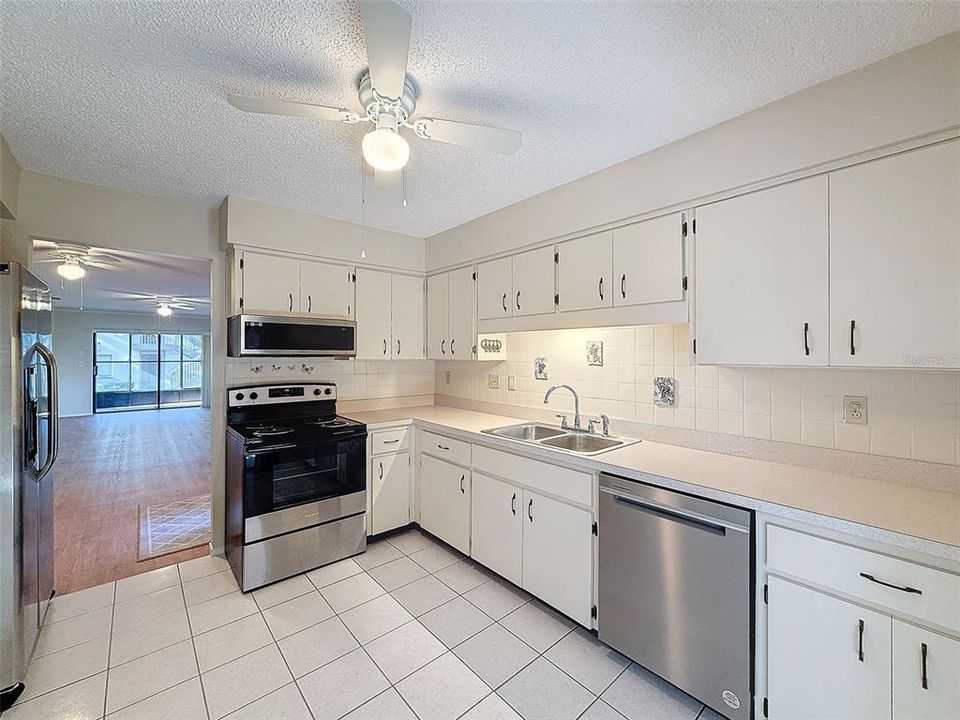 For Sale: $167,500 (2 beds, 2 baths, 1144 Square Feet)