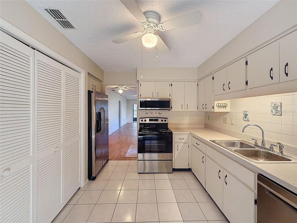 For Sale: $167,500 (2 beds, 2 baths, 1144 Square Feet)