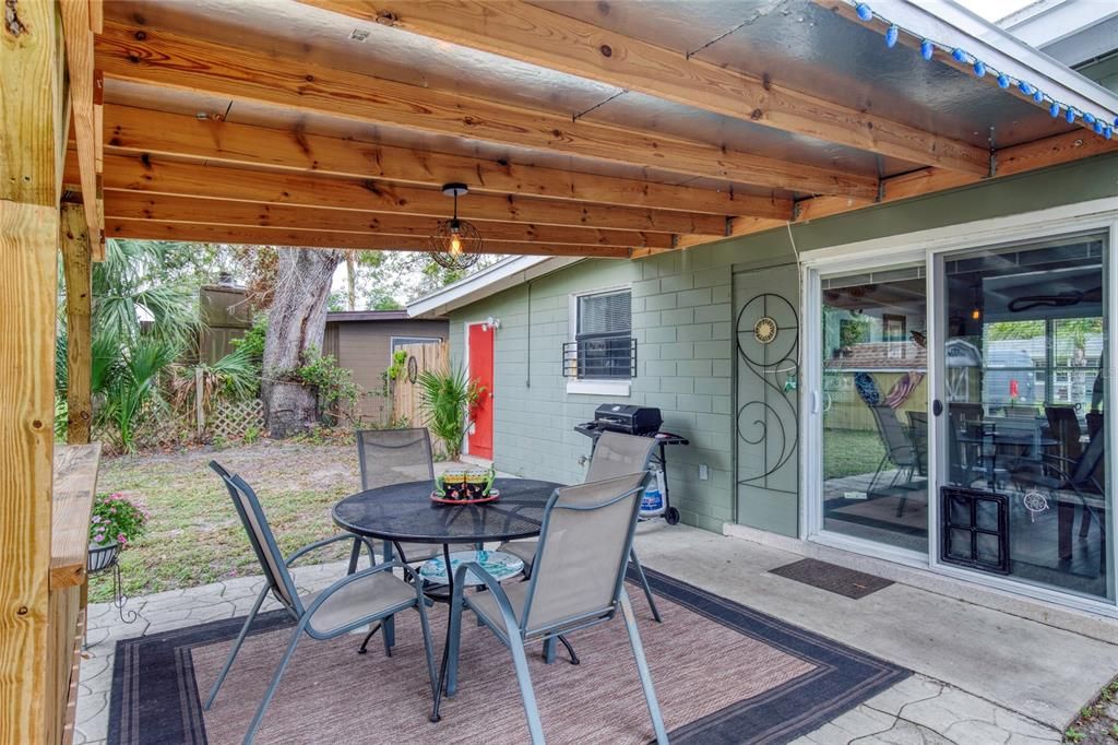 For Sale: $249,000 (2 beds, 1 baths, 832 Square Feet)