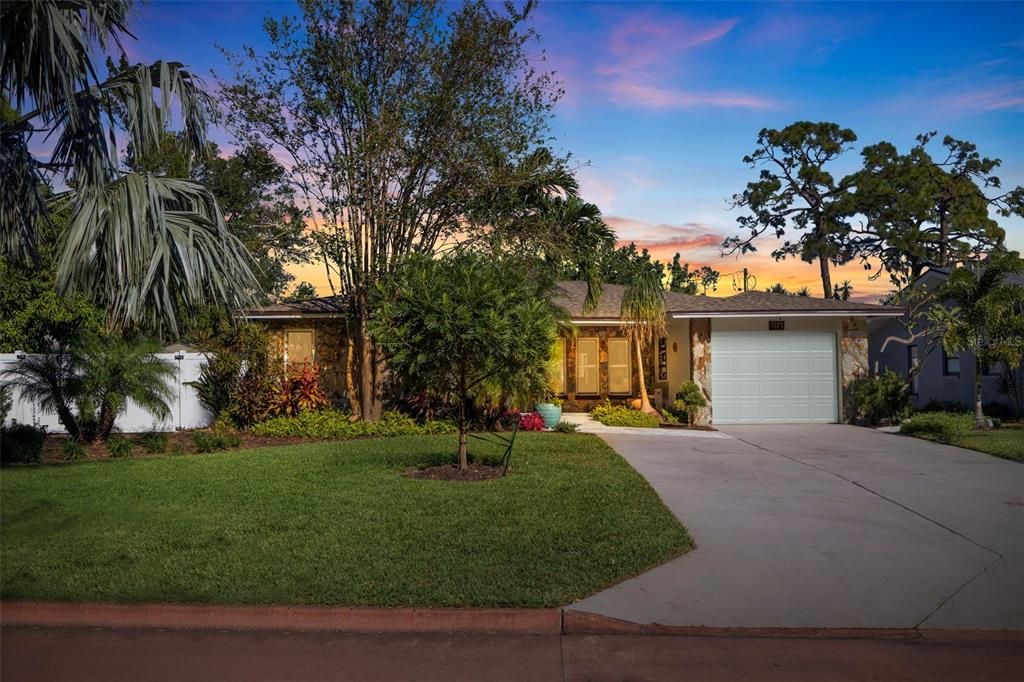 For Sale: $875,000 (3 beds, 2 baths, 1493 Square Feet)