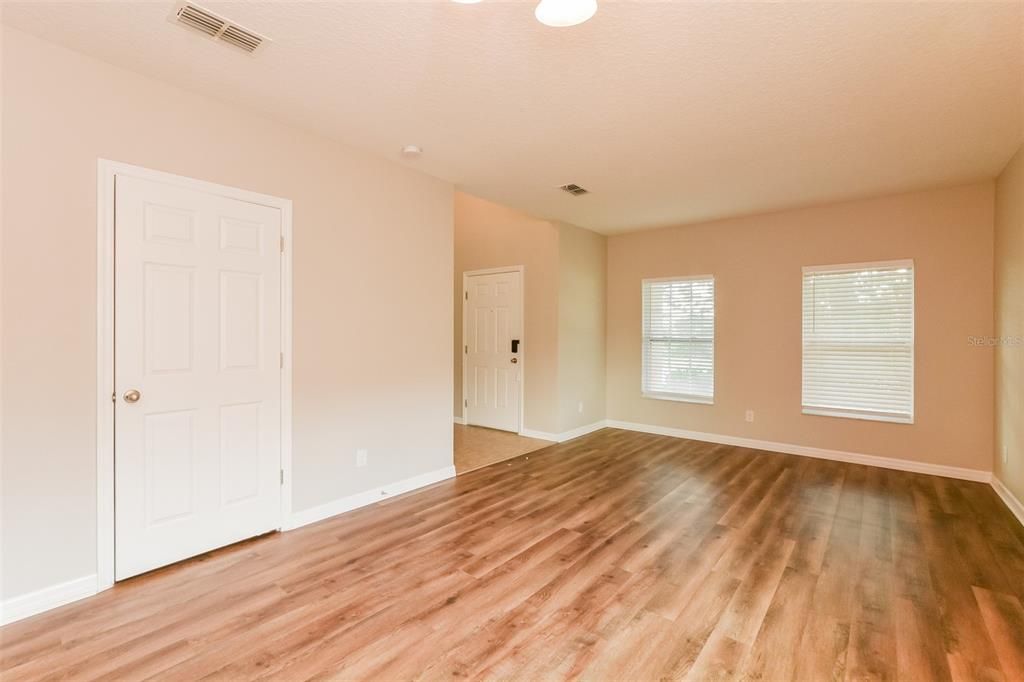 For Rent: $2,230 (4 beds, 2 baths, 2886 Square Feet)