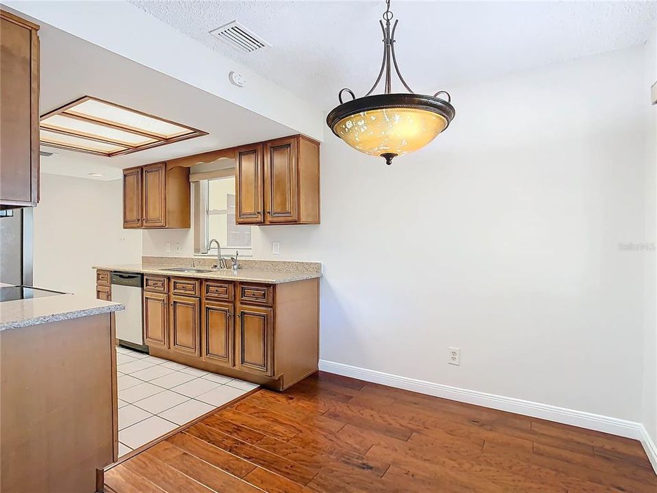 For Sale: $314,900 (2 beds, 2 baths, 926 Square Feet)