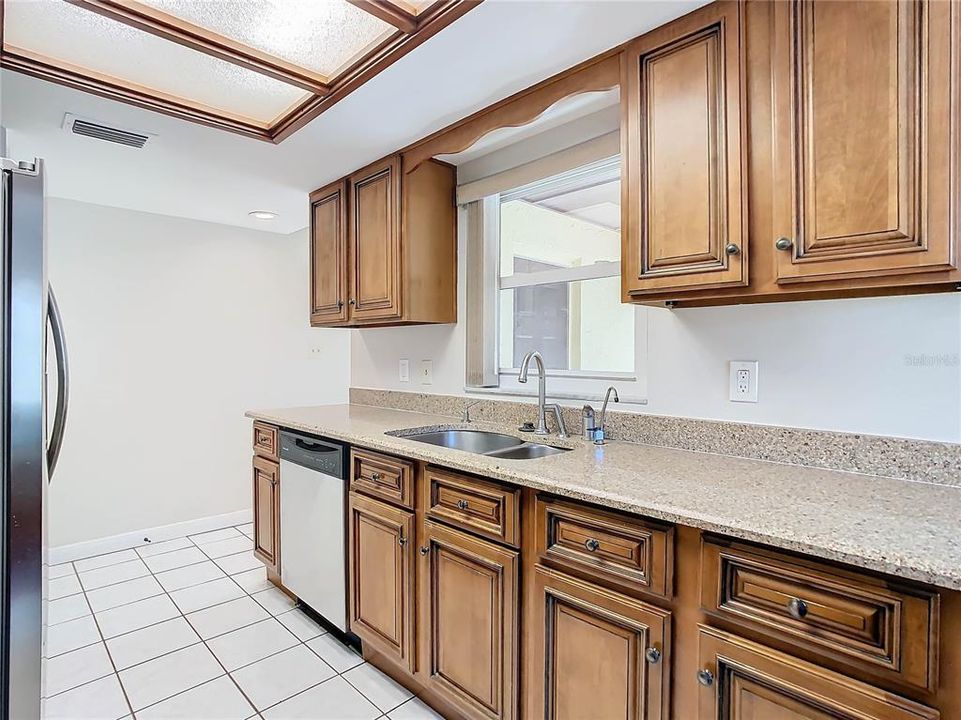 For Sale: $314,900 (2 beds, 2 baths, 926 Square Feet)