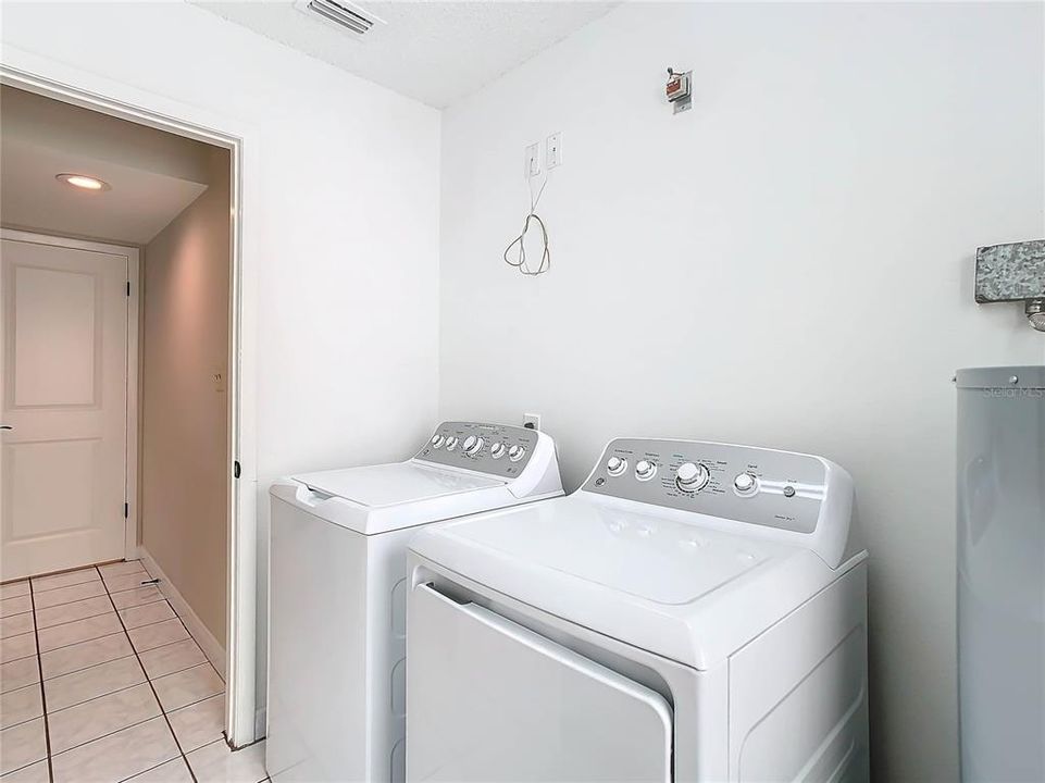 For Sale: $314,900 (2 beds, 2 baths, 926 Square Feet)