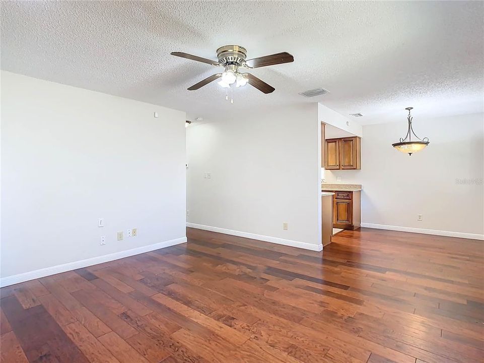 For Sale: $314,900 (2 beds, 2 baths, 926 Square Feet)