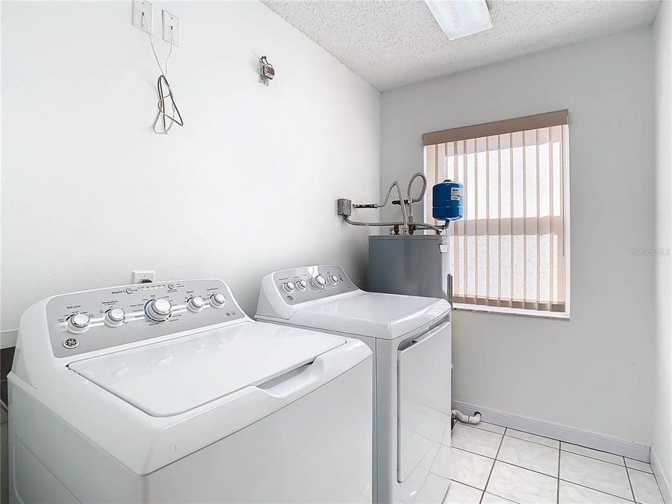 For Sale: $314,900 (2 beds, 2 baths, 926 Square Feet)