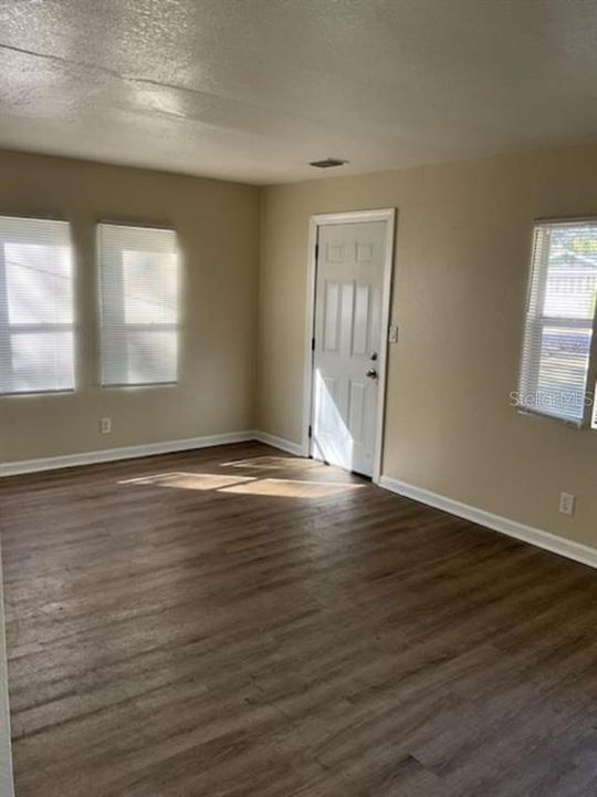 Active With Contract: $150,000 (2 beds, 1 baths, 882 Square Feet)