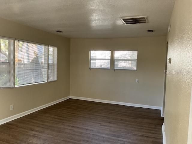 Active With Contract: $150,000 (2 beds, 1 baths, 882 Square Feet)