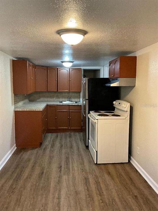 Active With Contract: $150,000 (2 beds, 1 baths, 882 Square Feet)