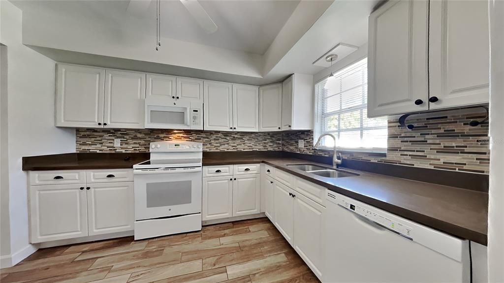 For Sale: $449,900 (3 beds, 2 baths, 1405 Square Feet)