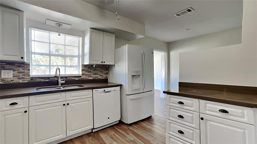 For Sale: $449,900 (3 beds, 2 baths, 1405 Square Feet)