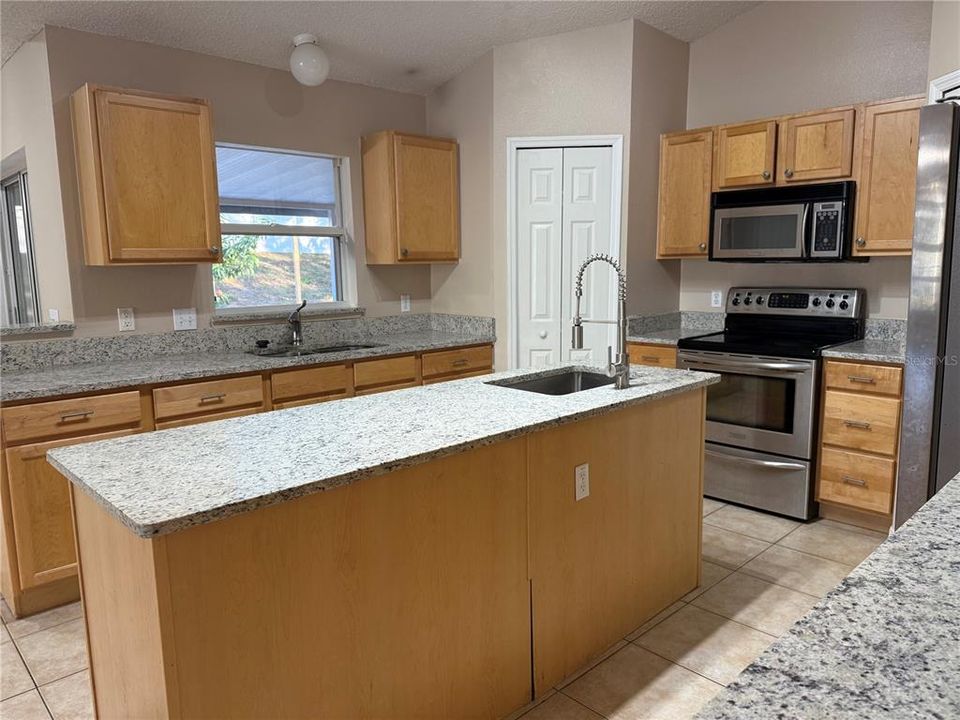 For Rent: $2,500 (4 beds, 2 baths, 2129 Square Feet)