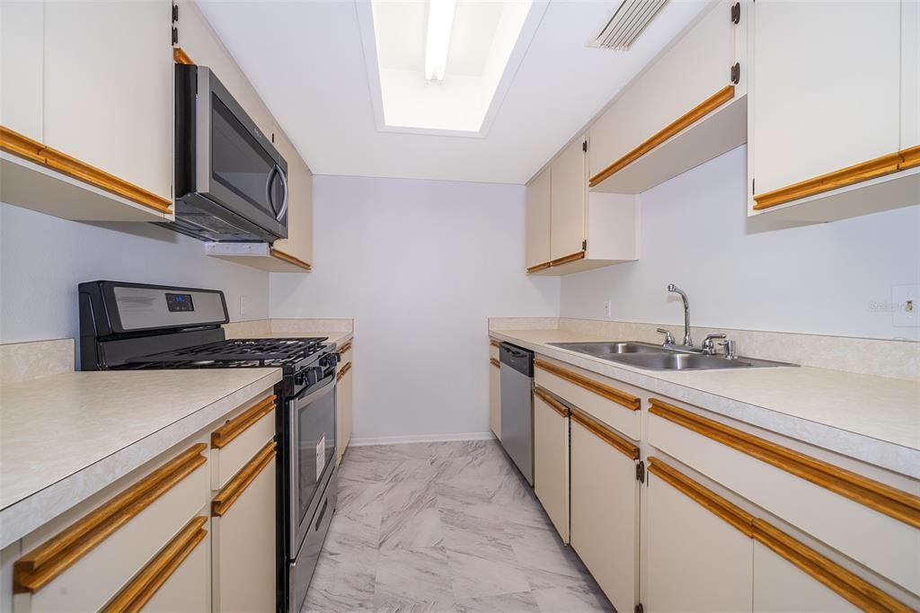 For Rent: $1,200 (1 beds, 1 baths, 648 Square Feet)