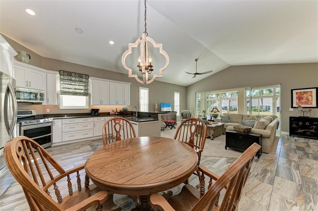 Activo con contrato: $655,000 (3 camas, 2 baños, 1915 Pies cuadrados)