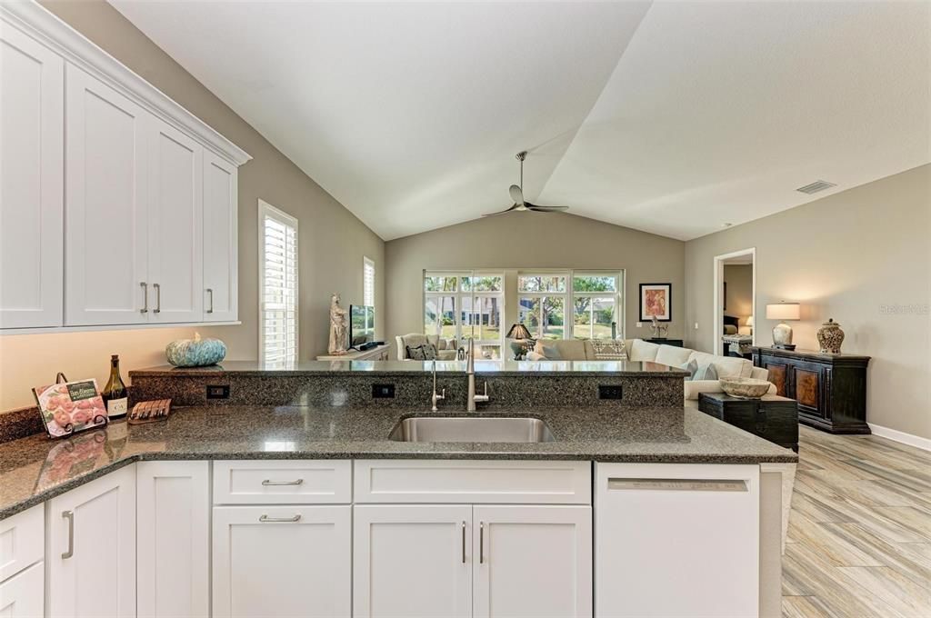 Activo con contrato: $655,000 (3 camas, 2 baños, 1915 Pies cuadrados)