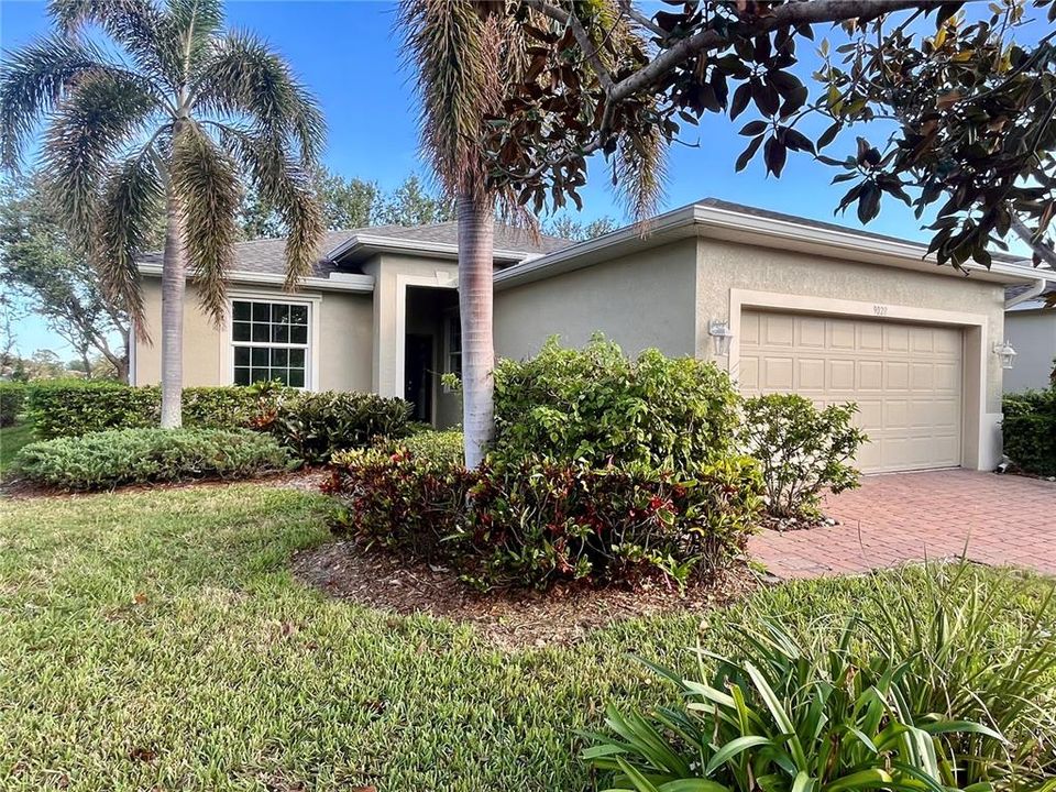 Active With Contract: $399,000 (3 beds, 2 baths, 1483 Square Feet)