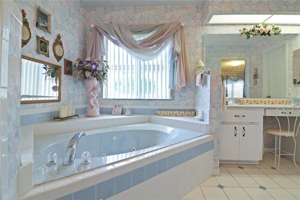 en suite bath with garden tub