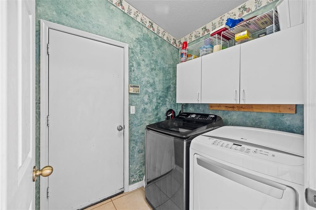 Laundry room off the kitchen/garage