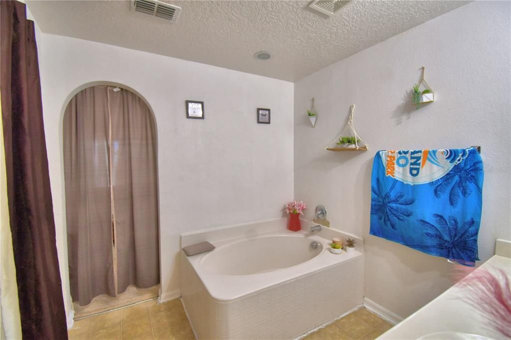 For Sale: $415,000 (4 beds, 2 baths, 2844 Square Feet)