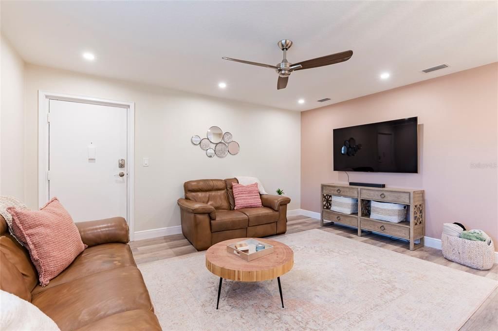 For Sale: $249,000 (2 beds, 2 baths, 855 Square Feet)