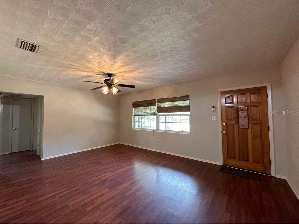 For Rent: $2,800 (3 beds, 2 baths, 1237 Square Feet)