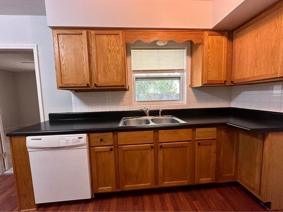 For Rent: $2,800 (3 beds, 2 baths, 1237 Square Feet)