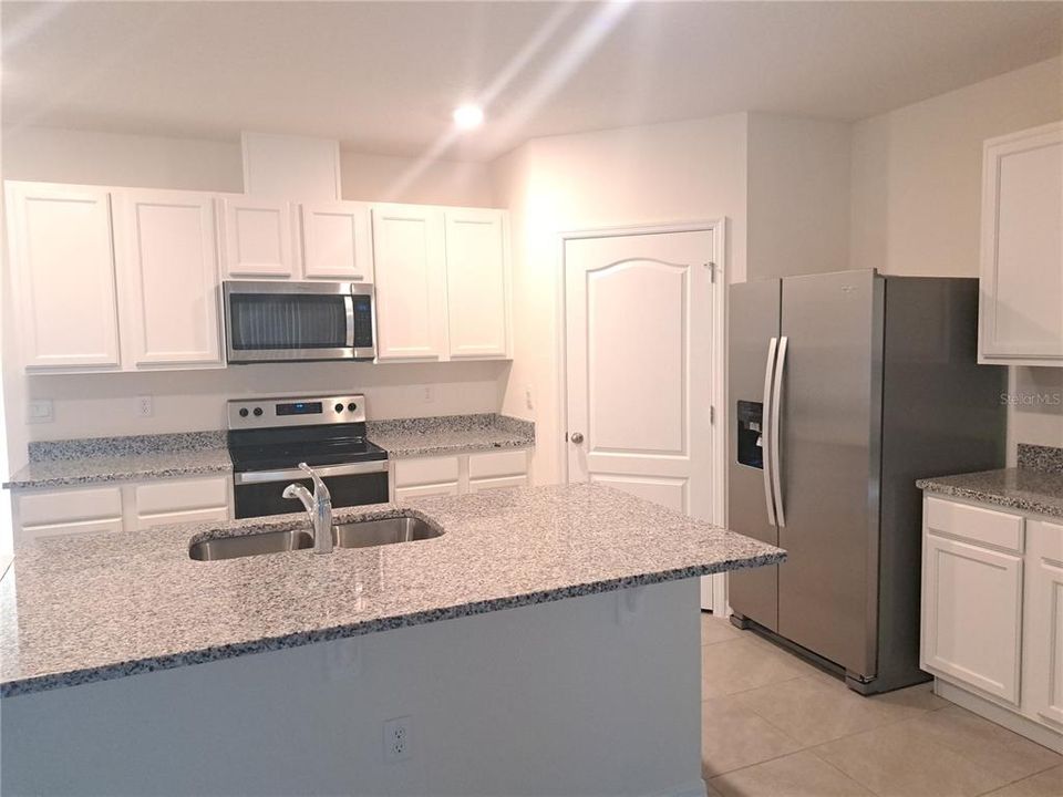 For Rent: $2,495 (4 beds, 2 baths, 2100 Square Feet)