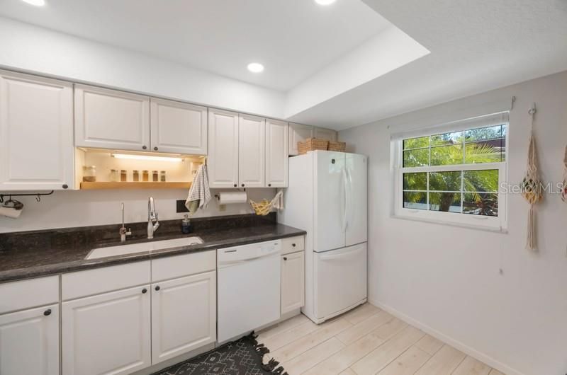 For Sale: $254,900 (2 beds, 2 baths, 1068 Square Feet)