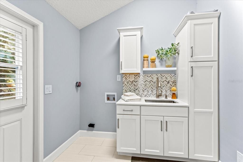 Fantastic laundry room w/ side entry door