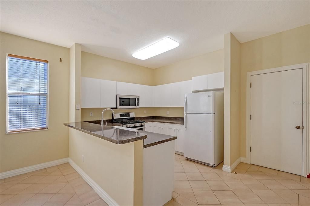 Kitchen with gas range an solid surface counters