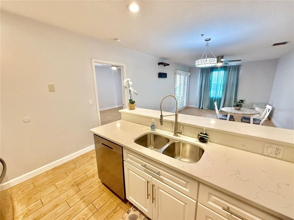 For Sale: $499,000 (2 beds, 2 baths, 1020 Square Feet)