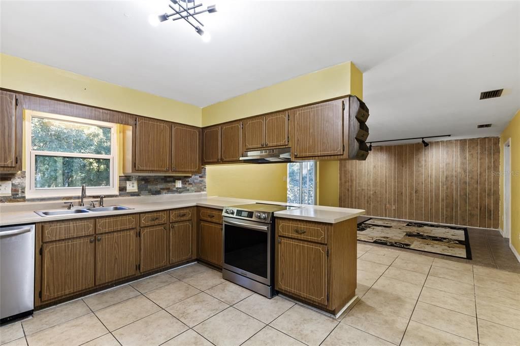 For Sale: $299,900 (3 beds, 2 baths, 1780 Square Feet)