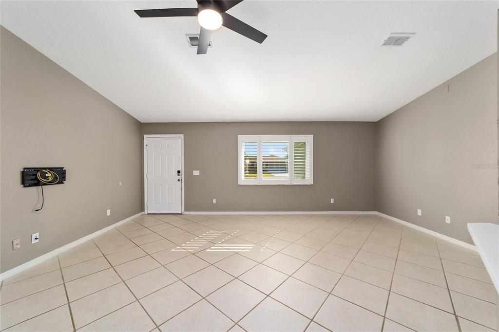 For Sale: $227,900 (2 beds, 2 baths, 1489 Square Feet)