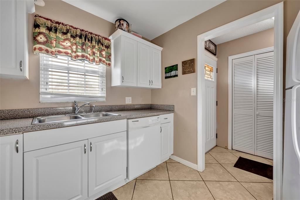 For Sale: $199,999 (2 beds, 2 baths, 980 Square Feet)