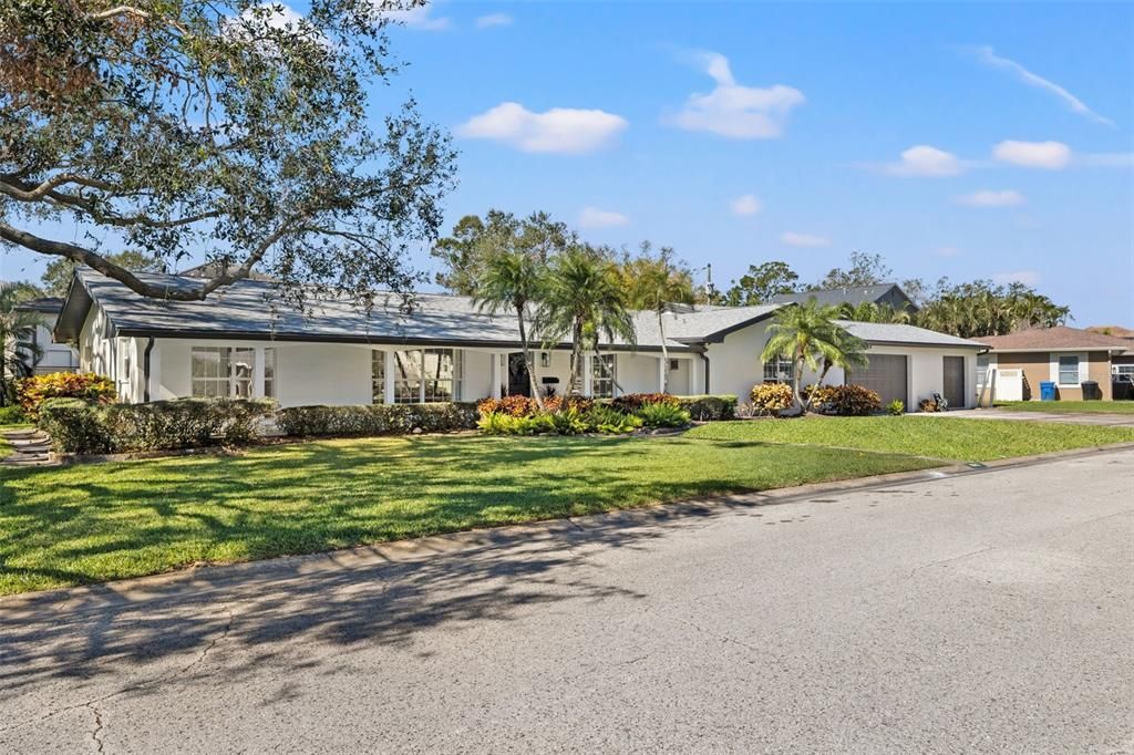 For Sale: $1,700,000 (4 beds, 2 baths, 2577 Square Feet)