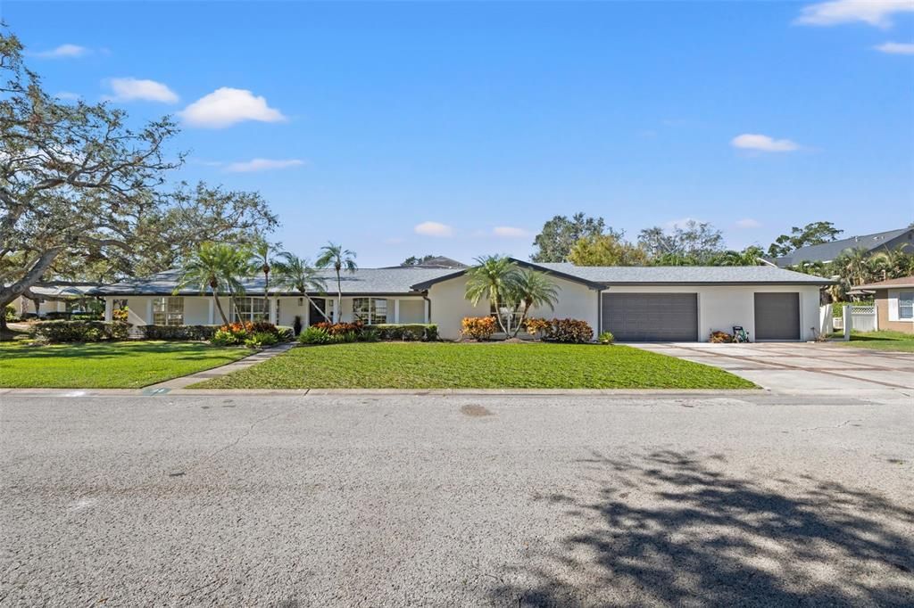 For Sale: $1,700,000 (4 beds, 2 baths, 2577 Square Feet)