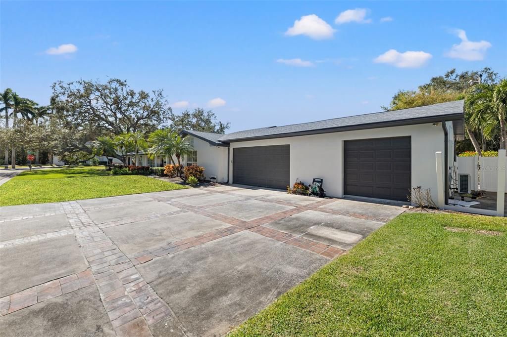 For Sale: $1,700,000 (4 beds, 2 baths, 2577 Square Feet)