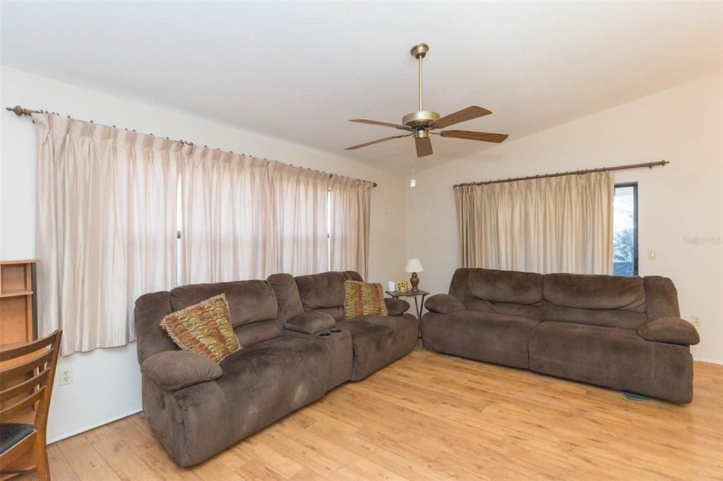 For Sale: $370,000 (3 beds, 2 baths, 1623 Square Feet)