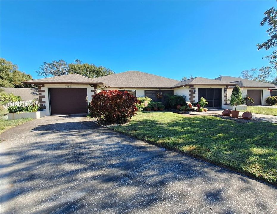 Welcome home! Duplex Village I in Palm Harbor's premier 55+ golf community of Highland Lakes~